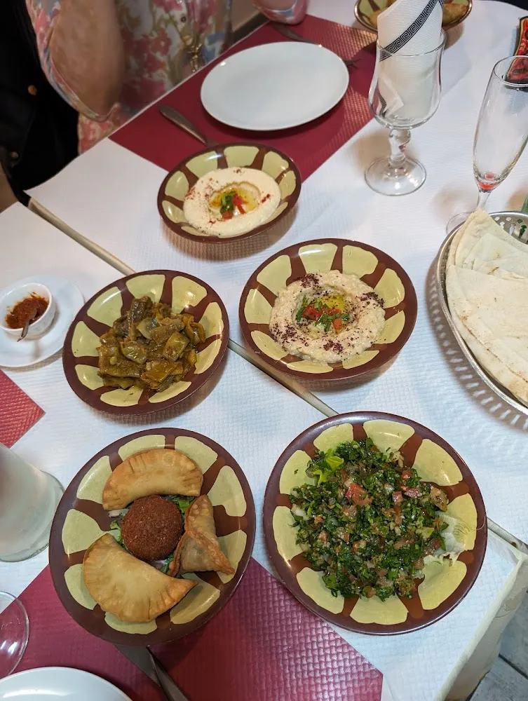 Assortiment de Mezzes Chauds Et Froids