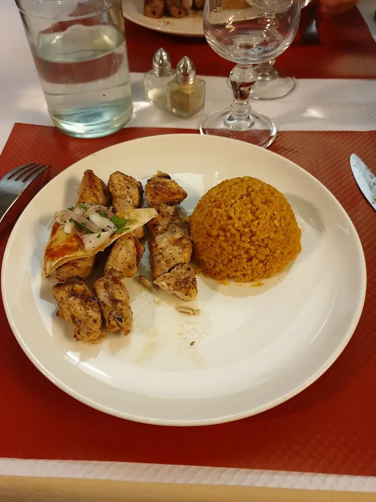 Brochettes de Poulet Grillées Au Citron Et Aux Herbes Avec Blé Cassé
